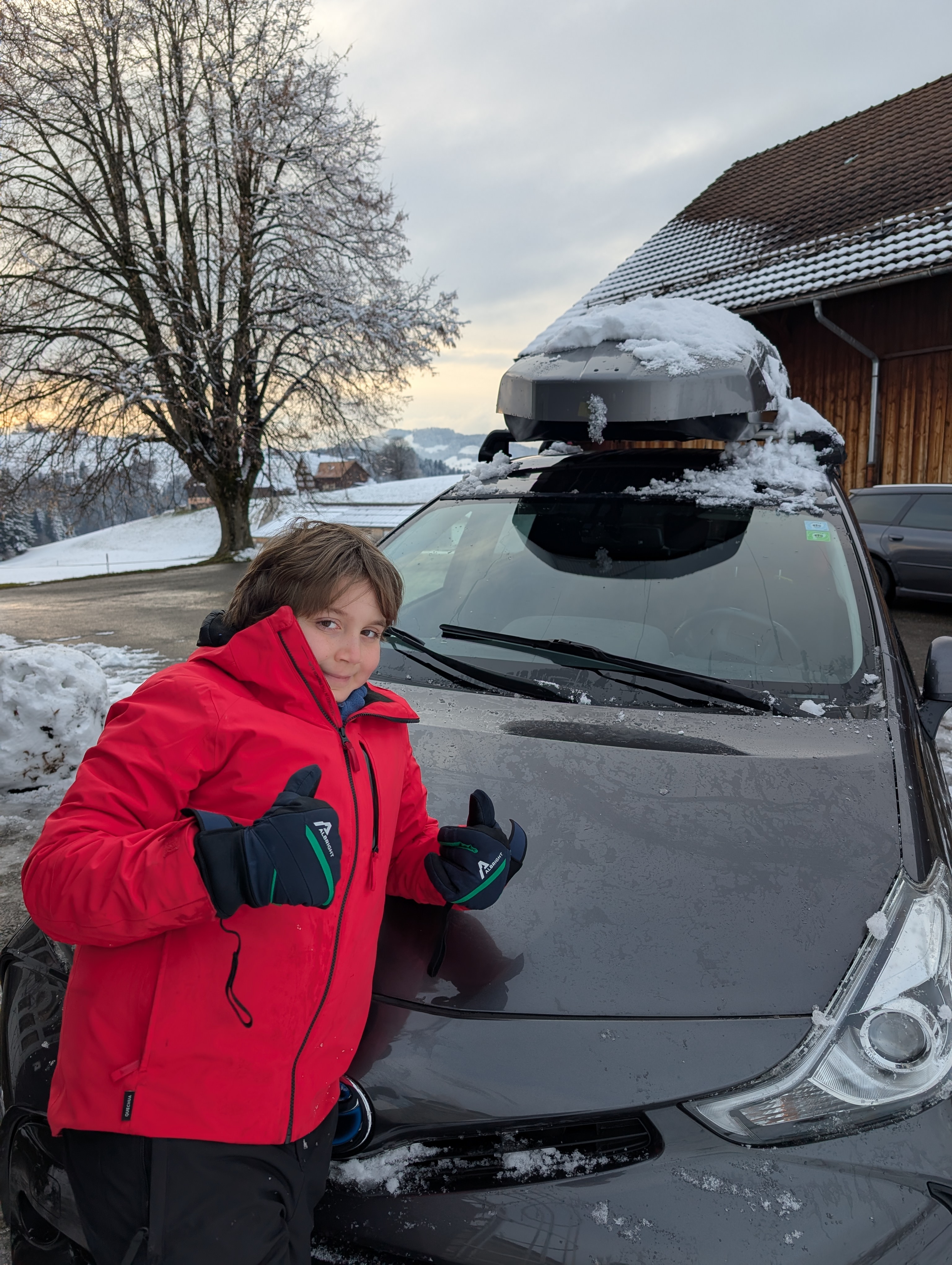Lucio e l'auto pulita dalla neve